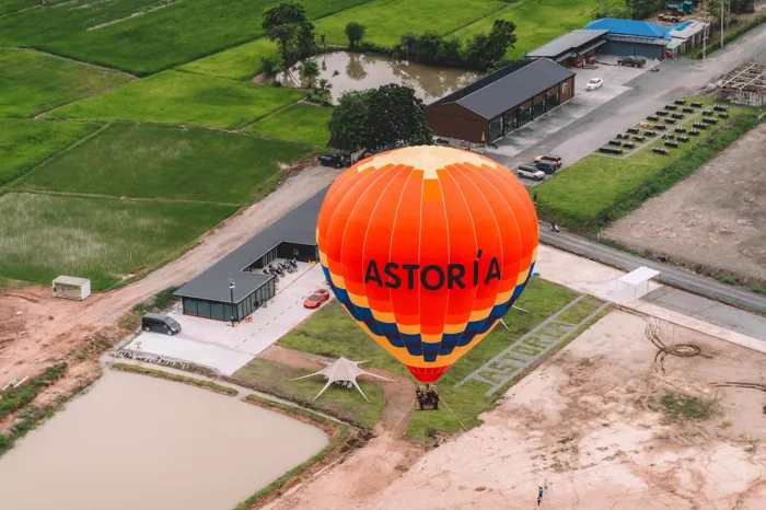 ภาพมุมสูงของบอลลูน ASTORIA เหนือลานจอดรถและอาคารของสนามบิน